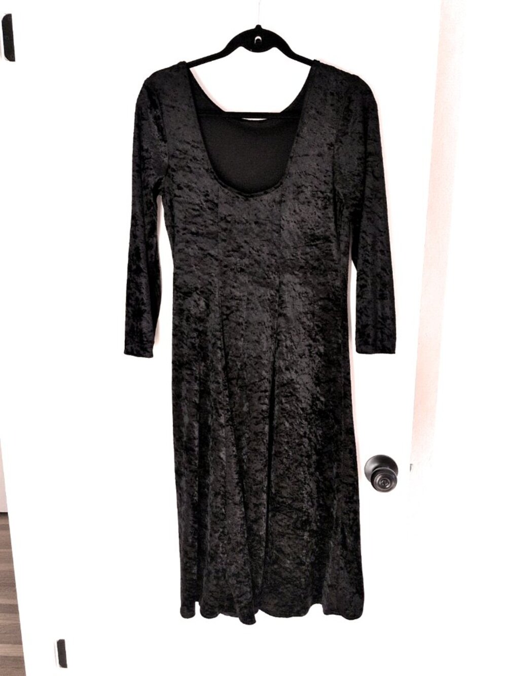 Black long sleeve scoop neck stretch velvet midi dress M Halloween witchy goth